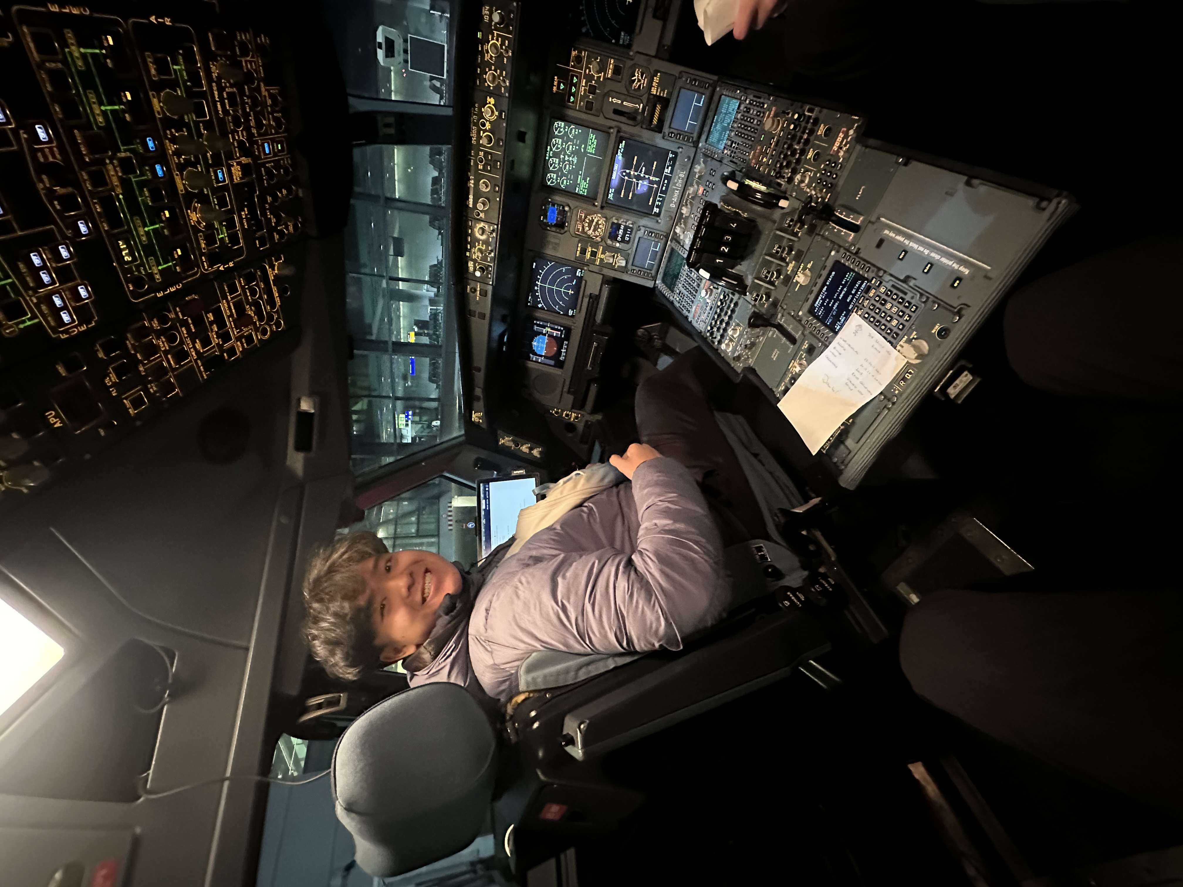 AIRBUS A340-600 COCKPIT