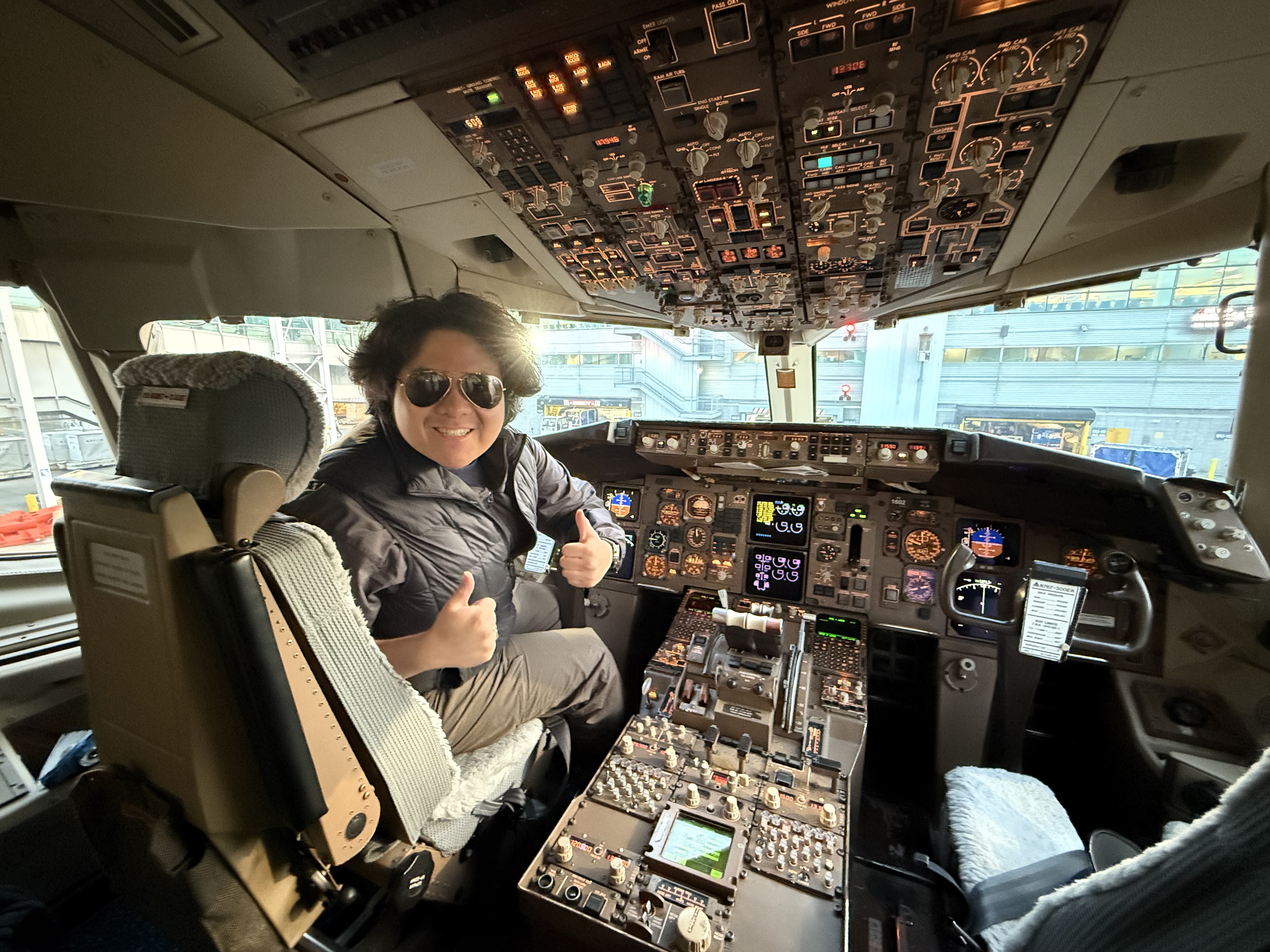 BOEING 767-300 COCKPIT