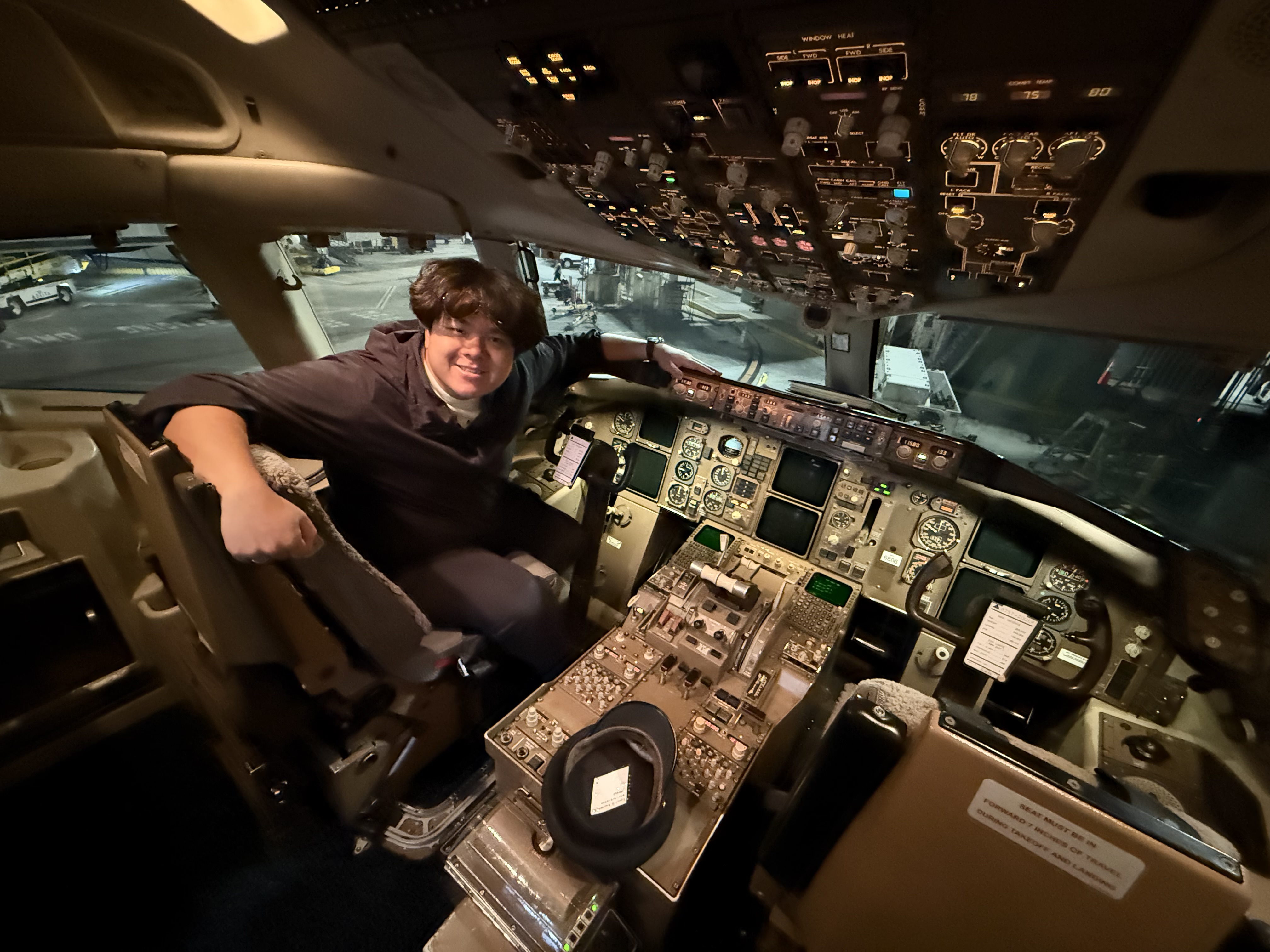 BOEING 757-200 COCKPIT